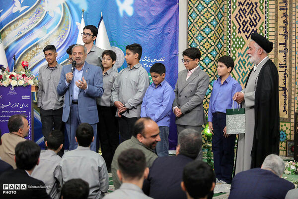 محفل انس با قرآن کریم و اقامه نماز جماعت در نخستین روز بازگشایی مدارس