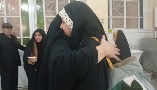 استقبال خانواده‌های یزدی از فرزندان معتکف در پایان سه روز بندگی