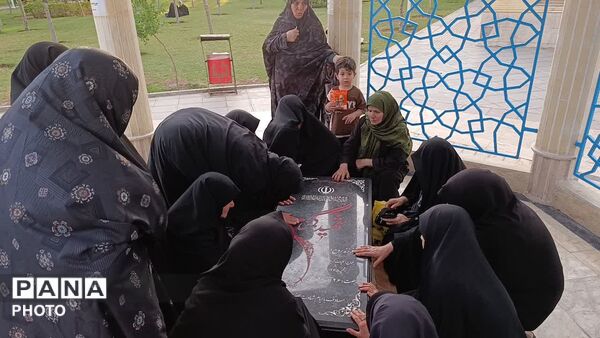 آیین قرائت دعای پرفیض عرفه در جوار یادمان شهید گمنام بوستان گلهای قم