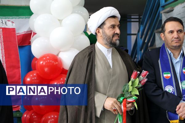 هم‌سرایی هزار نفری دانش‌آموزان یاور انقلاب در اسلامشهر