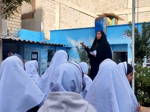 حضور مامور نیروی انتظامی در مدرسه و گفتگوی صمیمی با دانش آموزان و آگاهی بخشی درمورد مسائل امنیتی 