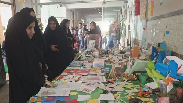 آیین نواختن زنگ پژوهش در دبستان پسرانه صدف ناحیه ۶