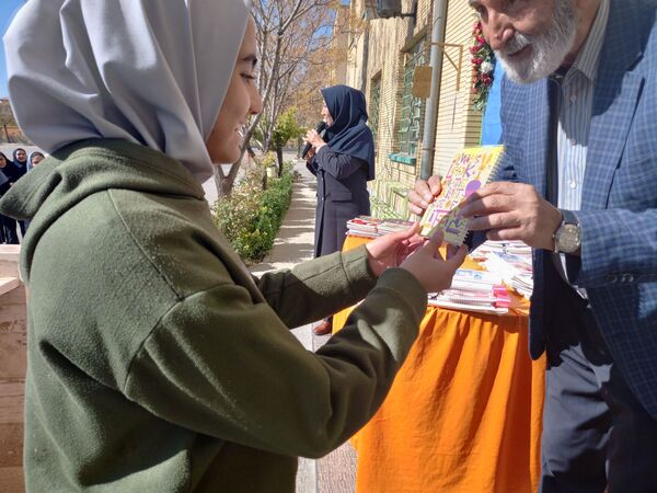 جشن روز دانش آموز در مدرسه نمونه وکیلی ۱۰ استاد شفیعی کدکنی