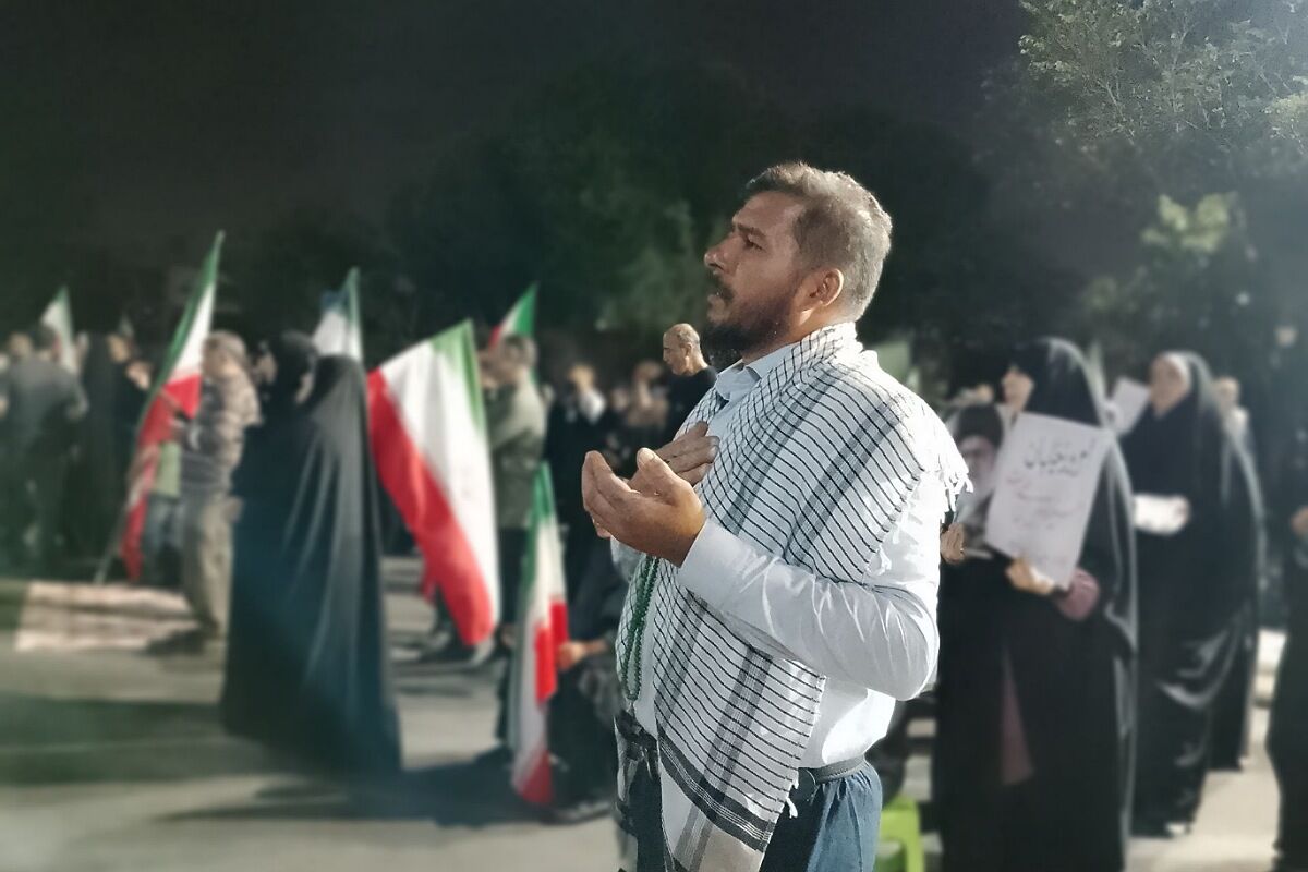 برپایی نماز استغاثه به امام زمان (عج) در میدان نماز شهرری 