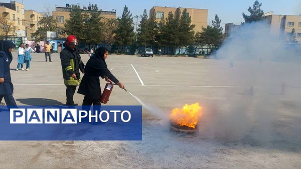 آموزش ایمنی و اطفای حریق برای دانش‌آموزان دبیرستان فرهنگیان