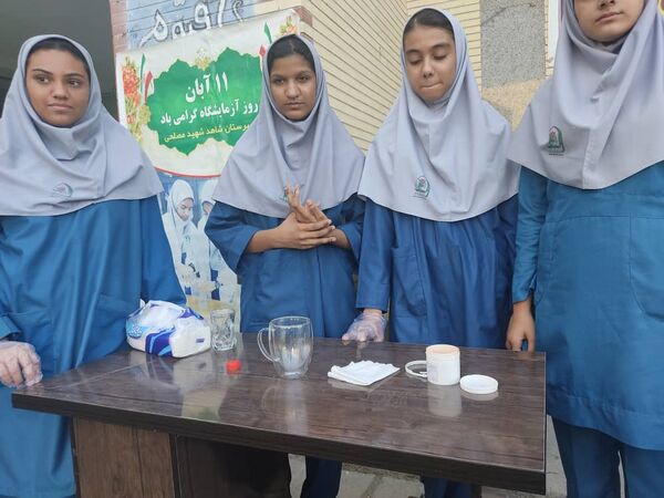 جشن دانش شهرستان میناب در روز آزمایشگاه 