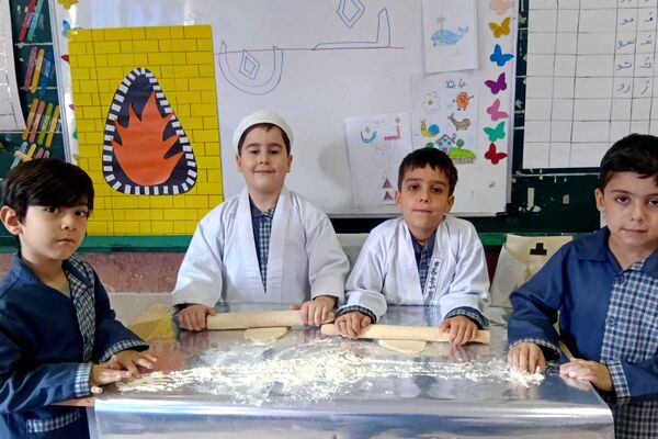  تدریس حرف «ن» با تجربه نان‌پزی در مدرسه صاحب‌الزمان رباط‌کریم