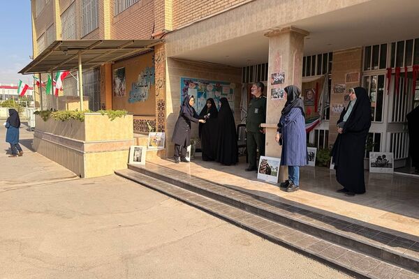 تقدیر از خانواده شهید خلبان علی بلورخانی در دبیرستان استعدادهای درخشان فرزانگان شهریار 