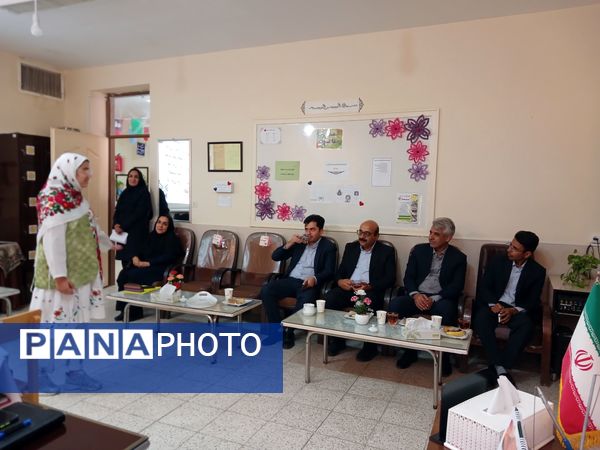 بازدید مدیر آموزش و پرورش کاشمر از نمایشگاه دبیرستان سما