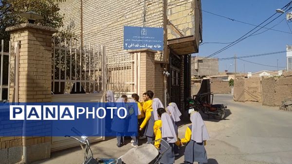 قدردانی از کارکنان خانه‌های بهداشت روستای فدافن در روز پرستار