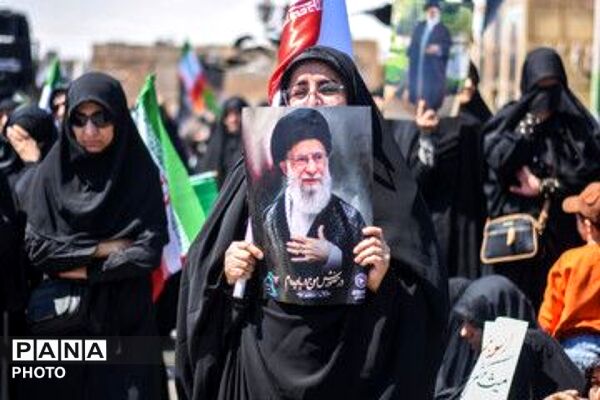 آغاز مراسم تشییع پیکر رهبر شهید و اهل بیت گرامی ایشان در مصلی نماز جمعه تهران