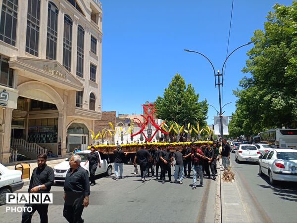 خیابان ها غرق در نوای طبل ها