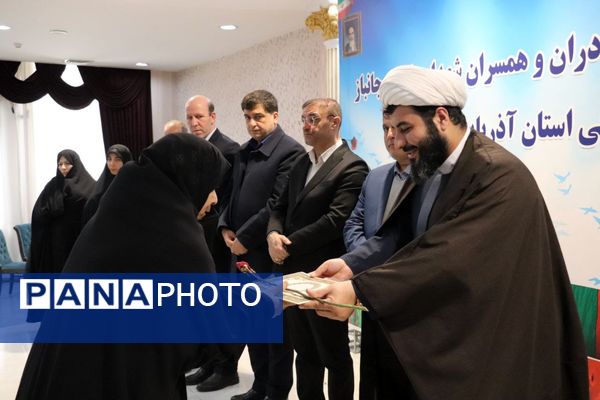 مراسم تجلیل از مادران، همسران شهدا و بانوان جانباز فرهنگی آذربایجان شرقی