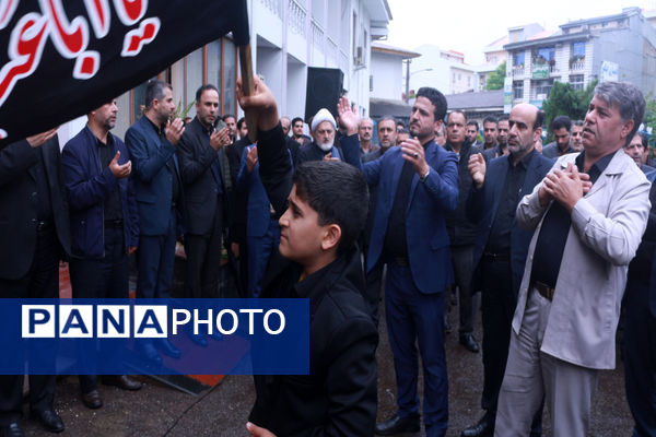 نمایش قدرشناسی فرهنگیان گیلان در مراسم سوگواری شهدای خدمت در مسجد قدس رشت