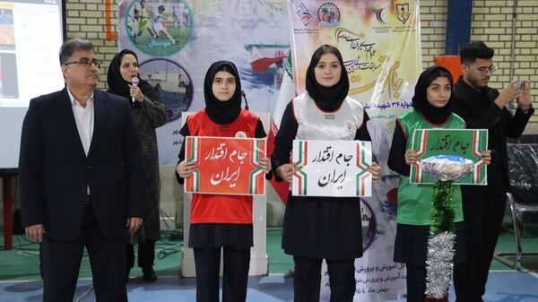 روشن شدن مشعل جام اقتدار ایران در آیین یادبود ۳۴ دانش‌آموز شهید بوشهر