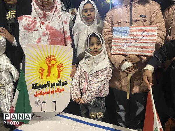  حضور مردم باخرز در آیین دشمن‌سوزی چهارشنبه‌سوری آخر سال