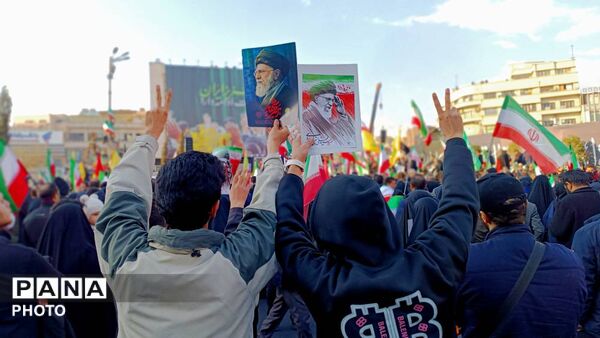 بیعت چشمگیر مردم با رهبر جدید انقلاب 