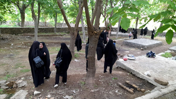 بازدید دانش‌آموزان جعفرآباد از کارگاه گلاب‌گیری روستای «بنابر»