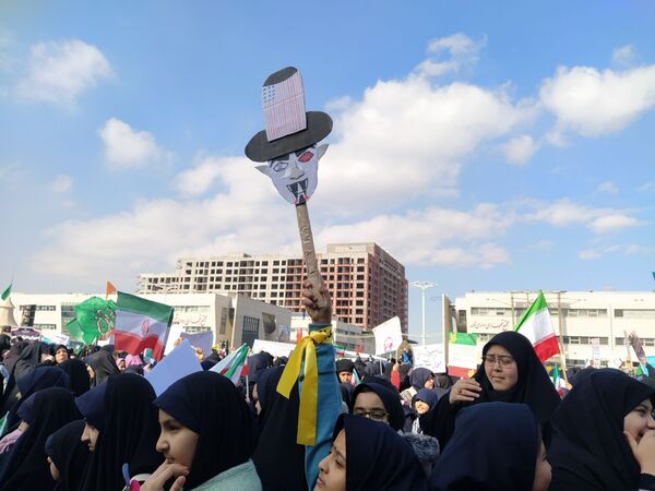  راهپیمایی  روز دانش آموز در مشهد با قلب هایی از جنس عزای حضرت فاطمه (س)