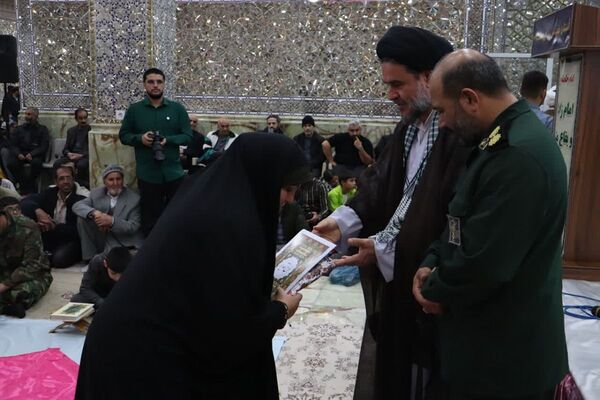 چلچراغ آیه‌ها در آستان بی‌بی سکینه شهرستان ملارد