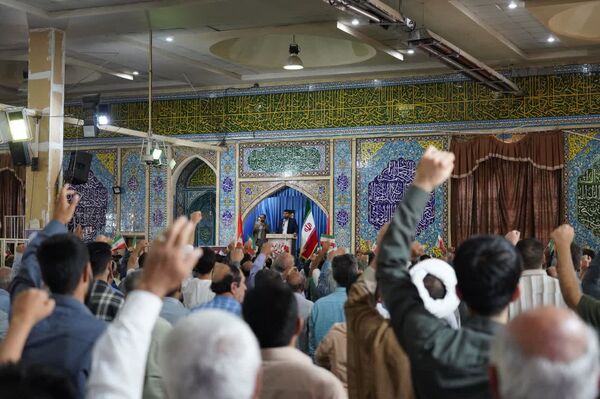 حضور مردم غیور خرم آباد در راهپیمایی و نماز جمعه خشم و نصر