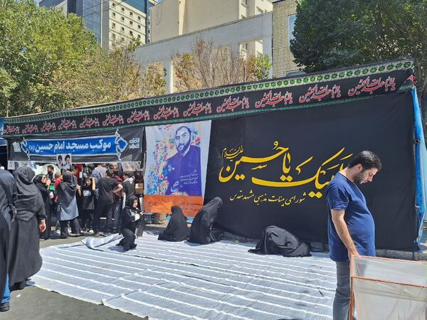 قدم‌هایی تا بهشت؛ جاماندگان اربعین در مشهد رهسپار حرم مطهر رضوی شدند