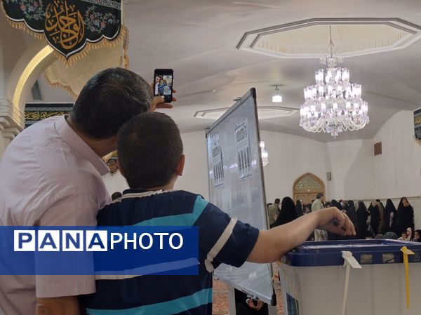 حضور پرشور مردم پای صندوق‌های اخذ رأی در حرم مطهر رضوی