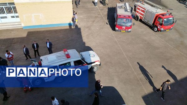 دانش‌آموزان ملکان در خط مقدم ایمنی؛ اجرای مانور پدافند غیرعامل در مدرسه امام حسین(ع)