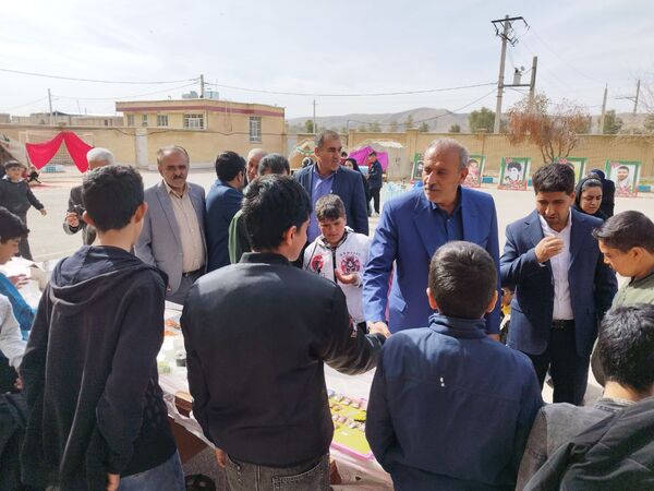 نمایشگاه دست‌سازه‌های دانش‌آموزی و بازارچه مدرسه‌ای در مدرسه شهید رنجبر