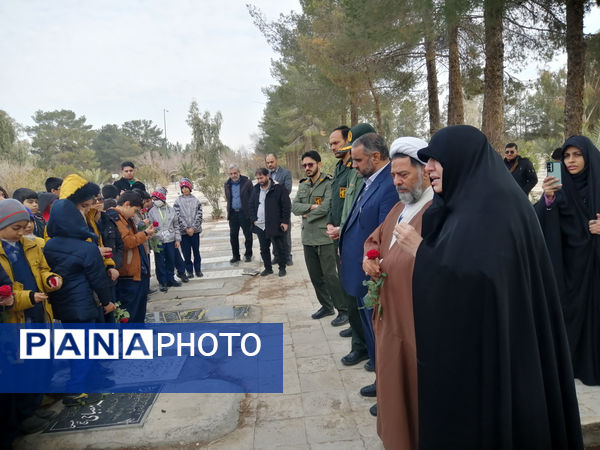 غبارروبی مزار دانش‌آموز شهید «حیدر رضایی» در قم