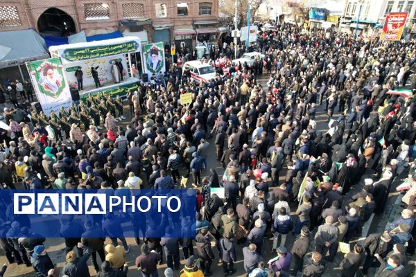 حضور گسترده کودکان و نوجوانان ارومیه‌ای در راهپیمایی ۲۲ بهمن