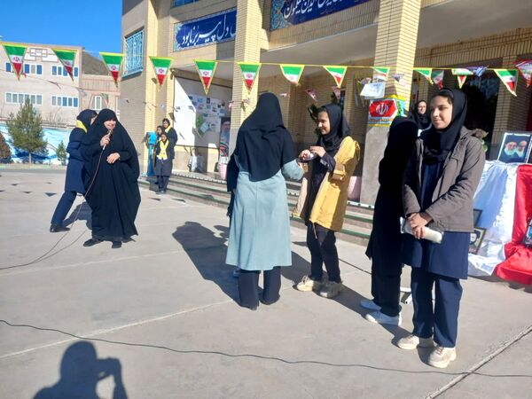 مراسم چهل وششمین سالگرد انقلاب اسلامی در دبیرستان فرهنگ مرحوم فخرایی