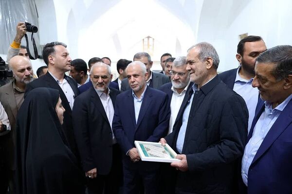 رئیس‌جمهور با خانواده شهدا در پیشوا دیدار کرد