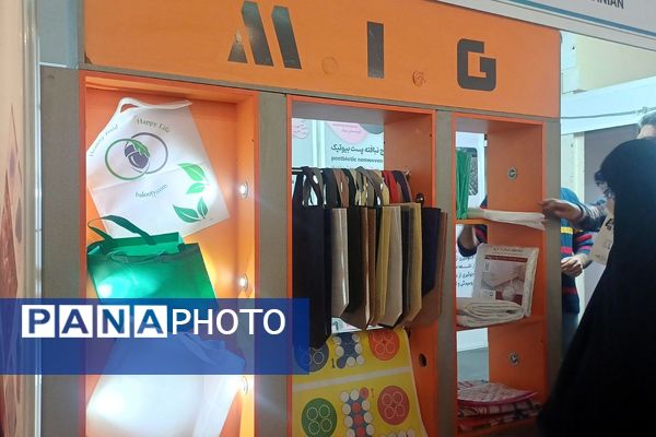 حضور دانش‌آموزان دبیرستان قلم چی ناحیه دو شهرری در نمایشگاه نانو فناوری