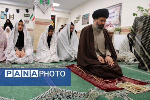 اقامه نماز جماعت در دبیرستان هجرانی پردیس به امامت امام جمعه شهرستان