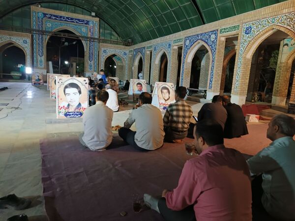 مراسم قرائت زیارت عاشورا به‌مناسبت هفته دفاع مقدس در مزار شهدای خلیل آباد