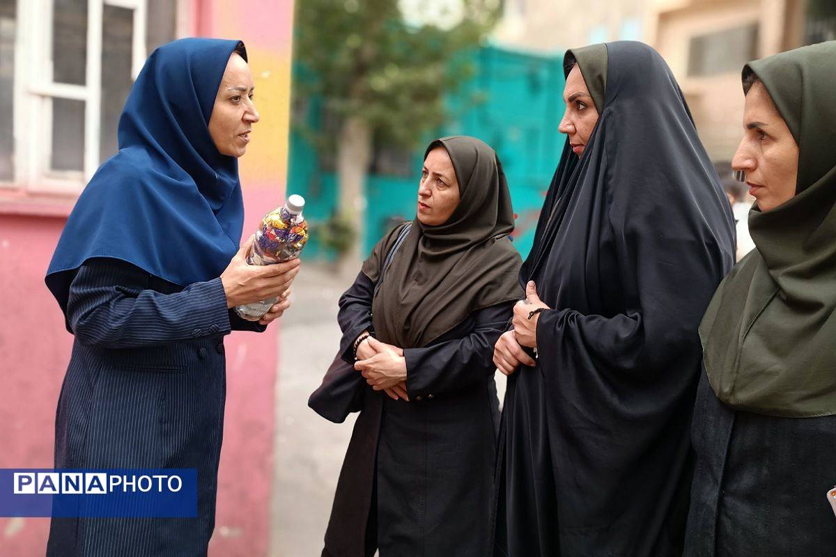 بازدید کارشناس مسئول سلامت و تندرستی آموزش و پرورش شهرستان قدس، از دبستان پروین، در جایگاه یک خانه محیط زیستی