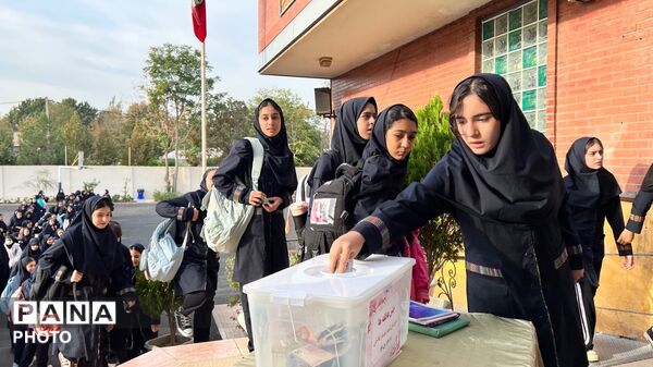 مراسم جشن عاطفه‌ها دبیرستان تیمسار فلاحی  ناحیه 1کرج 