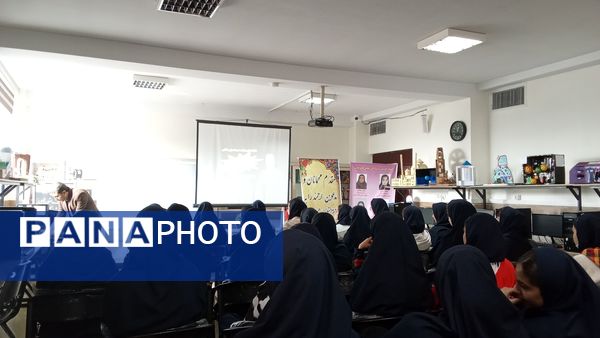 برگزاری جلسه مشاوره در راستای انتخاب رشته صحیح در آموزشگاه دخترانه هیأت امنای فرزانگان 