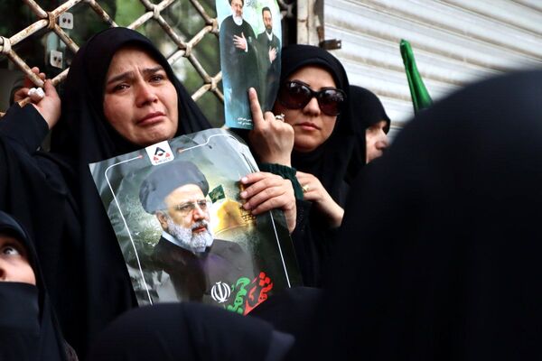 سیل خروشان زائران و مجاوران رضوی در مراسم تشییع پیکر شهدای خدمت