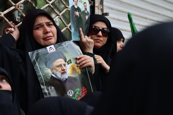 سیل خروشان زائران و مجاوران رضوی در مراسم تشییع پیکر شهدای خدمت