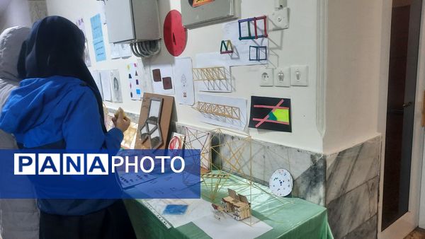 نمایشگاه دست‌سازهای دانش‌آموزان دبیرستان فرهنگیان ناحیه ۷ مشهد 