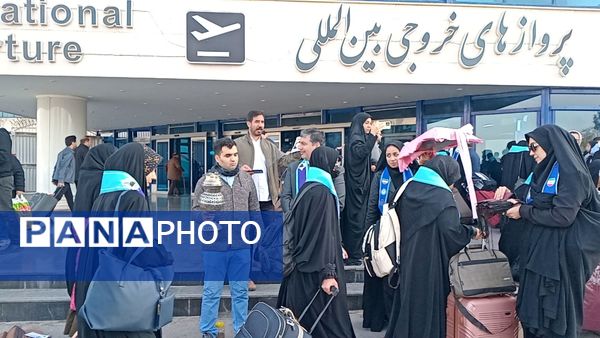 بدرقه دختران دانش آموز از ایستگاه پروازی مشهد به سوی سرزمین وحی