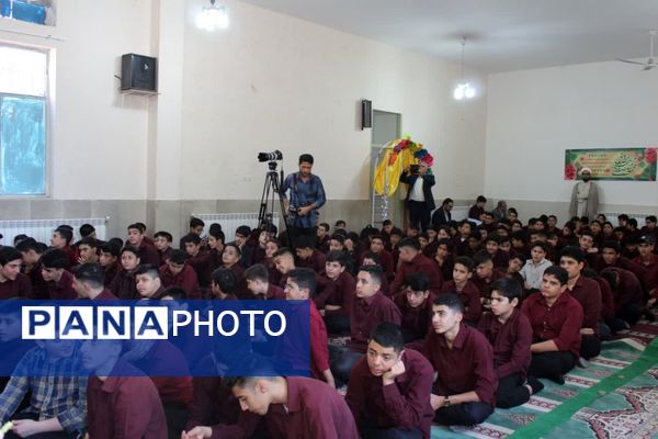اقامه نماز جماعت در آموزشگاه متوسطه اول شاهد سمنان