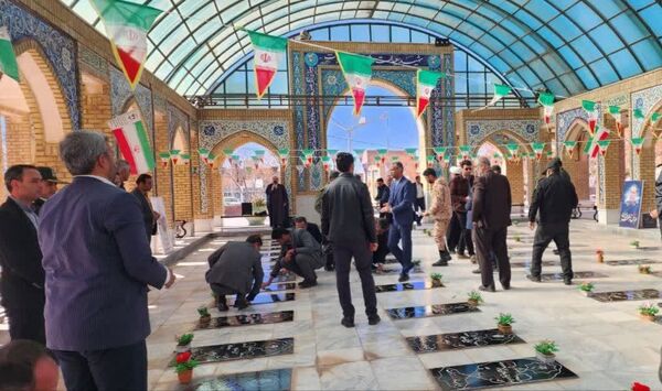 گلباران گلزار شهدای خلیل‌آباد در دهه فجر