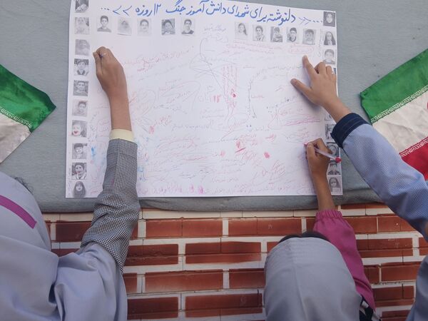 طنین شعارهای انقلابی در دبستان دخترانه میثاق به مناسبت ۱۳ آبان