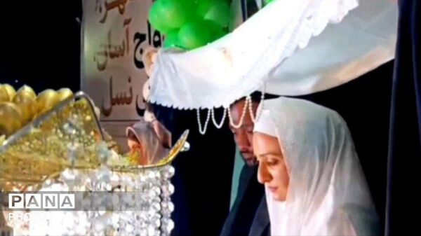 مراسم عقد دو زوج جوان در تجمعات بلوار چهار باغ خرم آباد