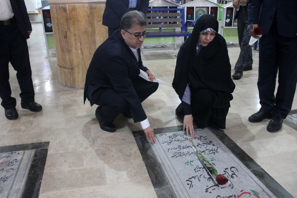 تجدید میثاق مدیرکل امور شاهد و ایثارگران وزارت آموزش و پرورش از شهدا در بوشهر