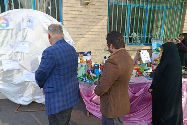 نمایشگاه دستاوردهای دانش آموزی در دبستان دخترانه وحیدکیهانی ناحیه یک شهرری