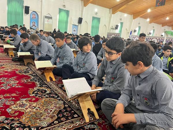 تلاوت آیات نور بخش قرآن در ایام بهار قرآن 